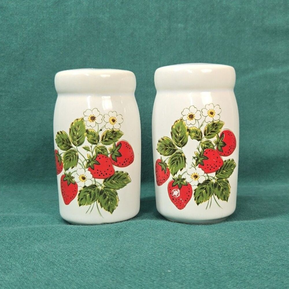 VTG Strawberry Salt and Pepper Shakers McCoy USA Strawberry Country Cottagecore